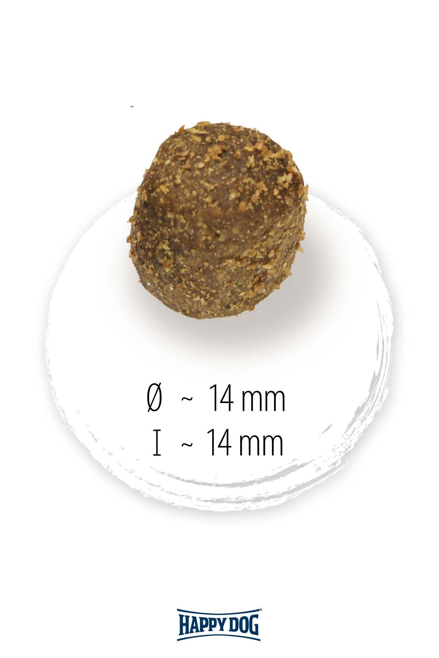 Ein einzelner brauner Trockenfutterkrokett von Happy Dog, Durchmesser und Länge ca. 14 mm, auf weißem Hintergrund.
