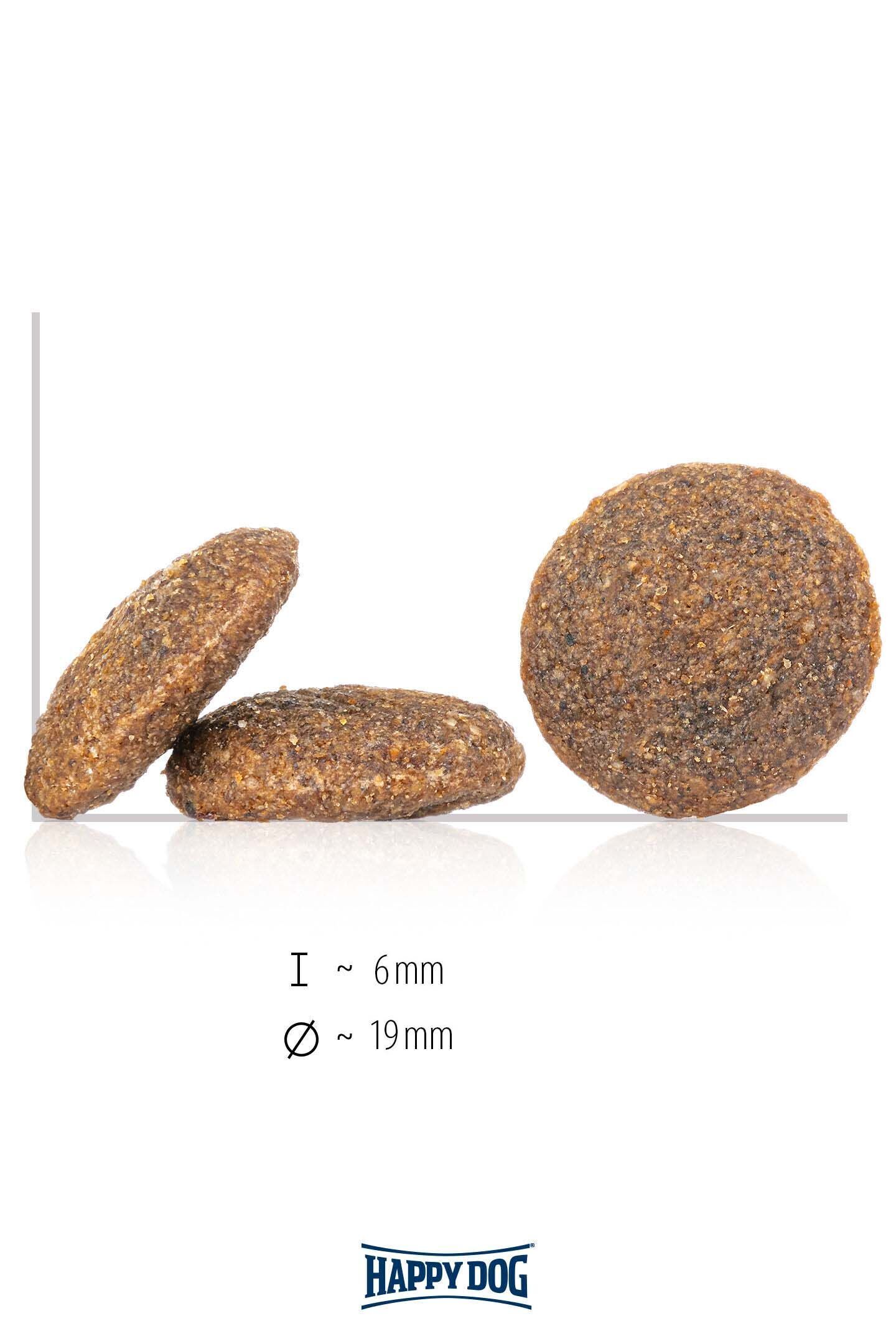 Drei braune, runde Hundefutterstücke auf weißem Hintergrund; Maße: ~6mm Höhe, ~19mm Durchmesser; Marke: Happydog.