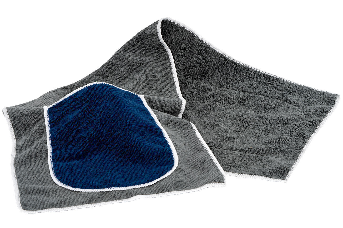 Graues Mikrofasertuch mit blauer Einlage; liegt ausgebreitet auf einer Fläche. Das Tuch hat weiße Nähte entlang der Ränder.