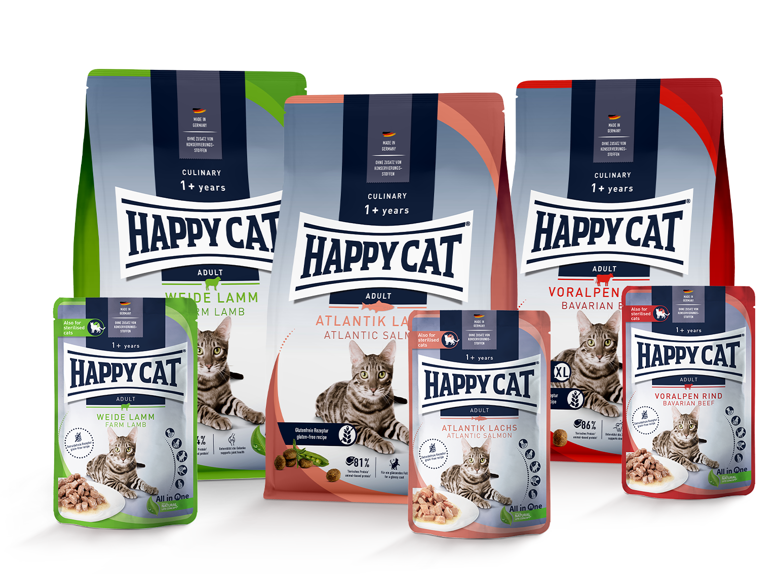Verschiedene Packungen von "Happy Cat" Katzenfutter in unterschiedlichen Sorten, wie Ente, Lamm und Lachs, stehen gruppiert vor weißem Hintergrund. Die Verpackungen zeigen Katzenbilder und Sortenbeschreibungen.