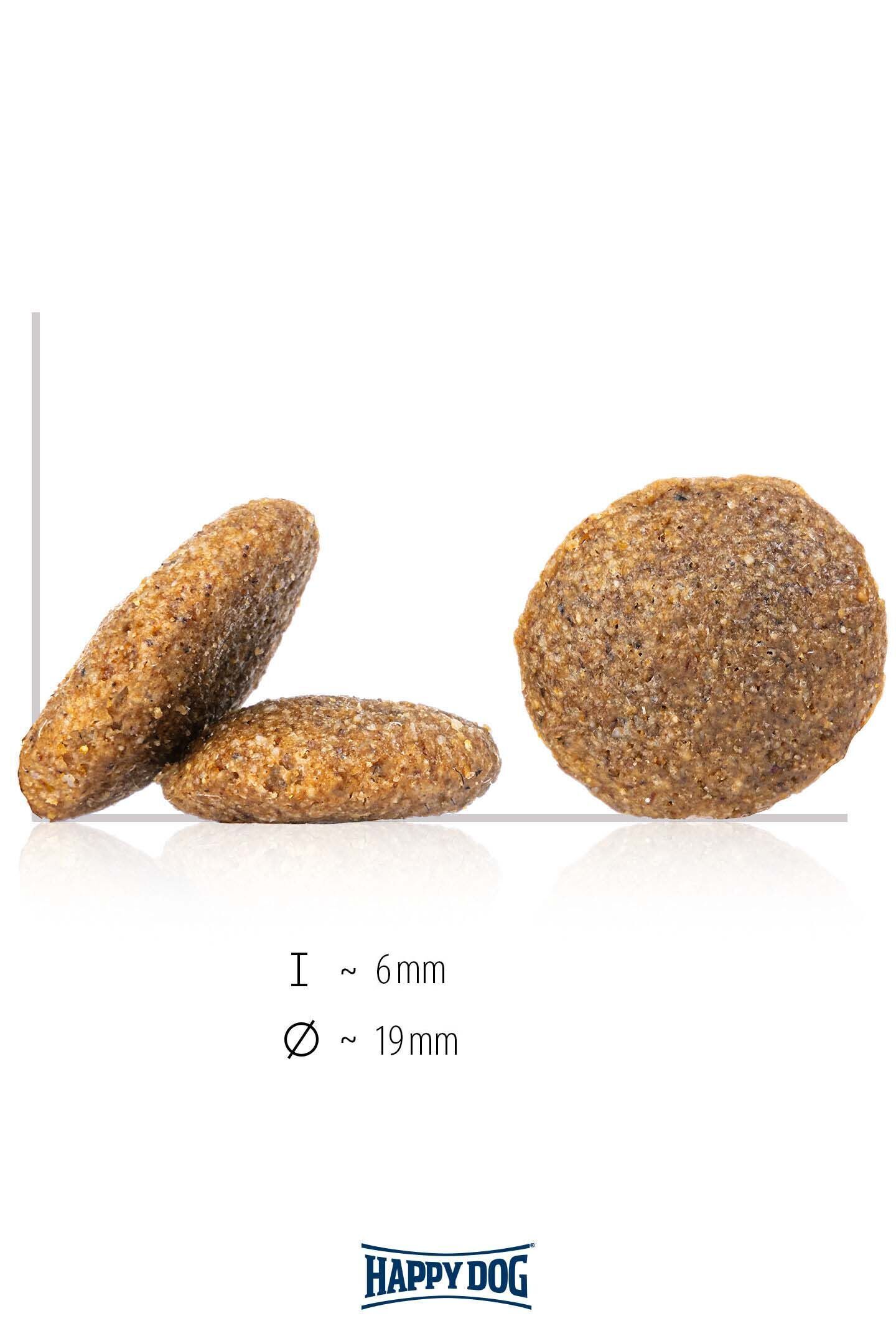 Drei runde, braune Hundefutterstücke von Happydog liegen nebeneinander. Beschriftung: I ~ 6mm, Ø ~ 19mm.