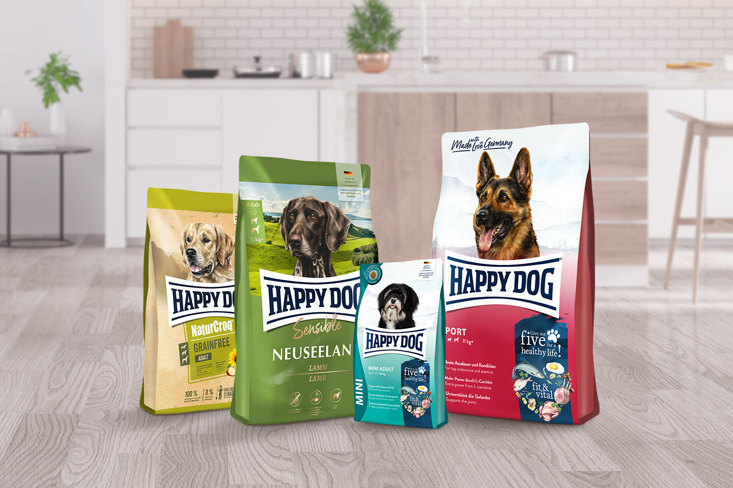 Futtersäcke von Happy Dog stehen in einem Haus auf dem Boden.